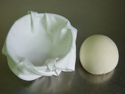 Preparazione impasto di farina e acqua per successiva fermentazione