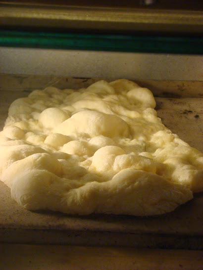 Focaccia su pala in fase di cottura